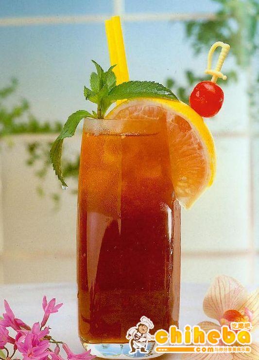 葡萄柚蜜茶 原料有冰红茶 蜂蜜 葡萄柚 冰块 薄荷叶 红樱桃